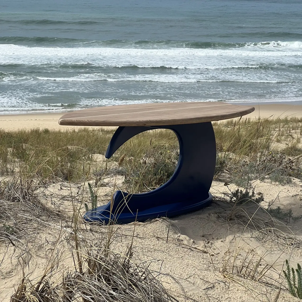 Table basse surf bois massif chêne pied vague laqué bleu